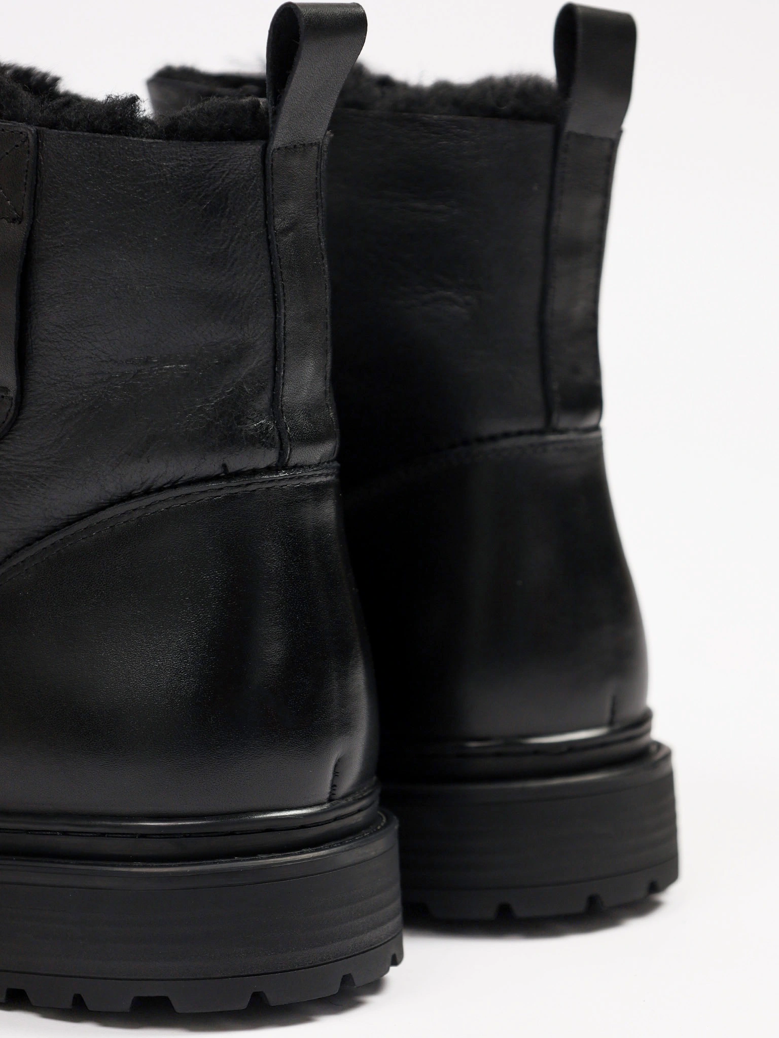 Ботинки черного цвета на рельефной подошве